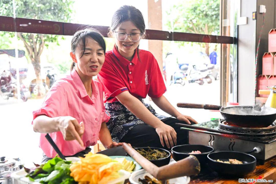 全网追的“扁担女孩”，找了一份暑假工，时薪12元 - 白城生活资讯 - 白城28生活网 bc.28life.net