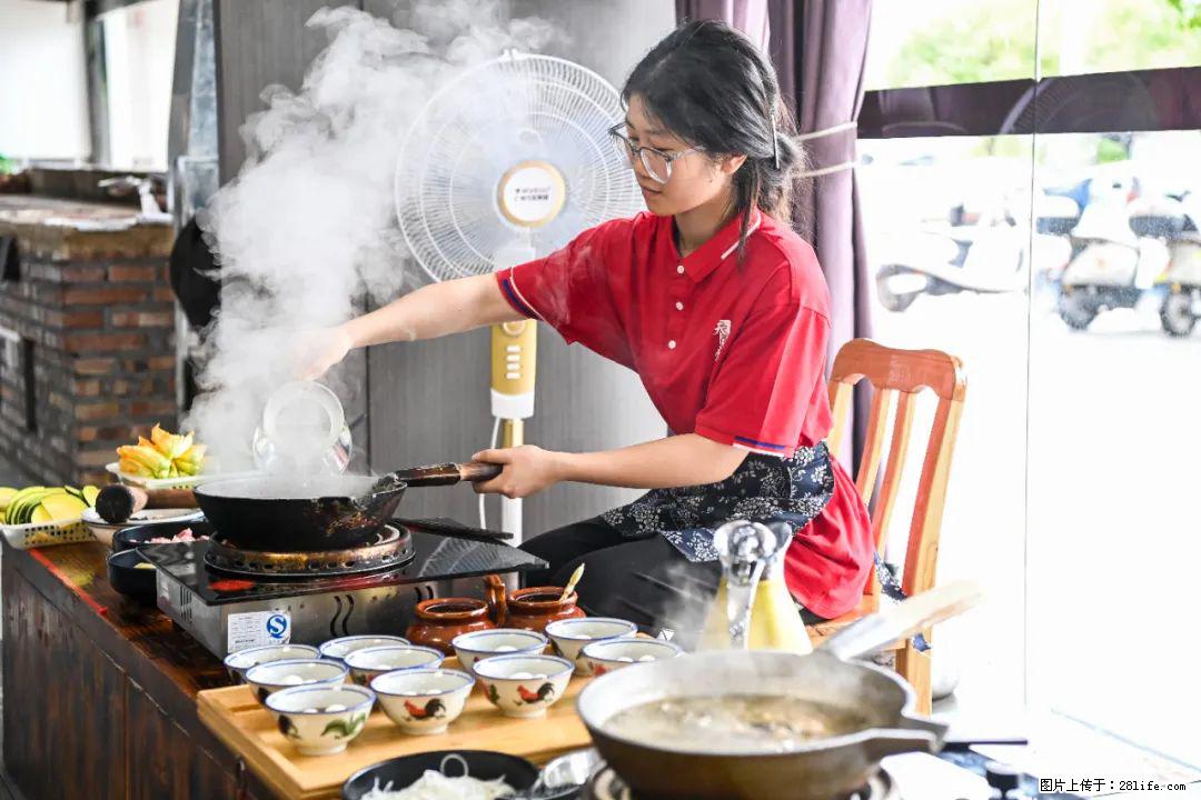 全网追的“扁担女孩”，找了一份暑假工，时薪12元 - 白城生活资讯 - 白城28生活网 bc.28life.net